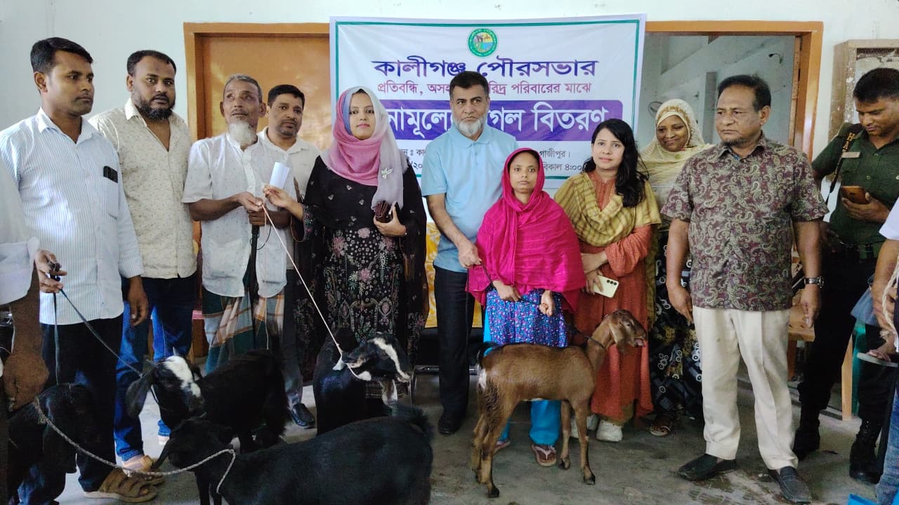 পৌরসভার প্রতিবন্ধি, অসহায় ও দারিদ্রদের মাঝে ছাগল বিতরণ